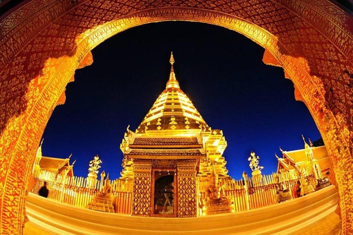 osvětlená pagoda před budovou