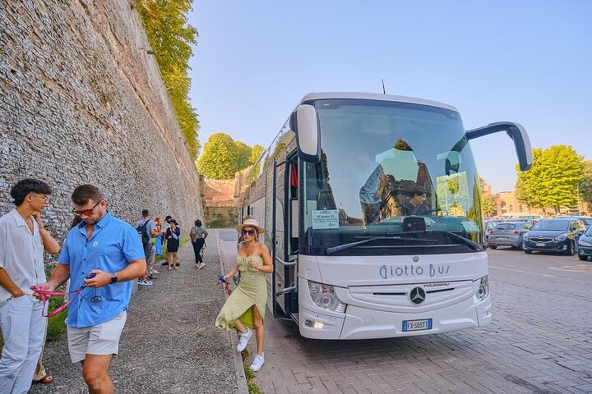 egy csoport ember áll egy busz mellett