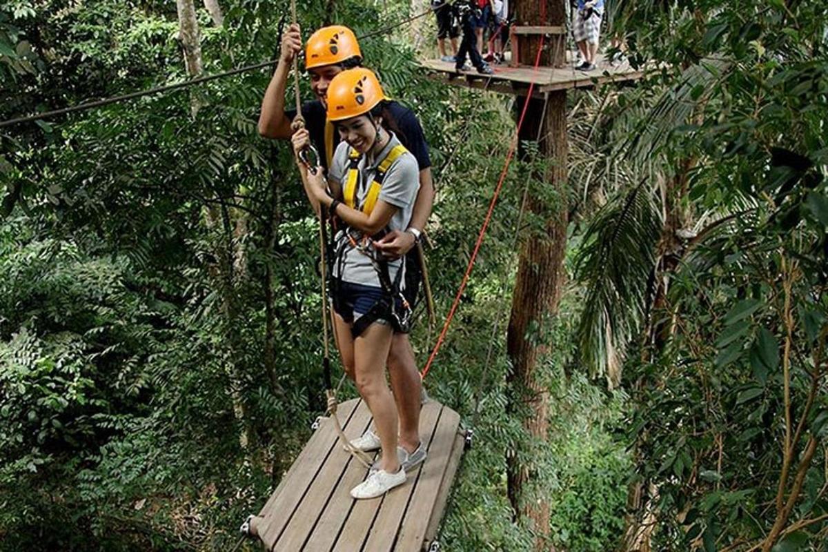 dva lidé na zip line v džungli