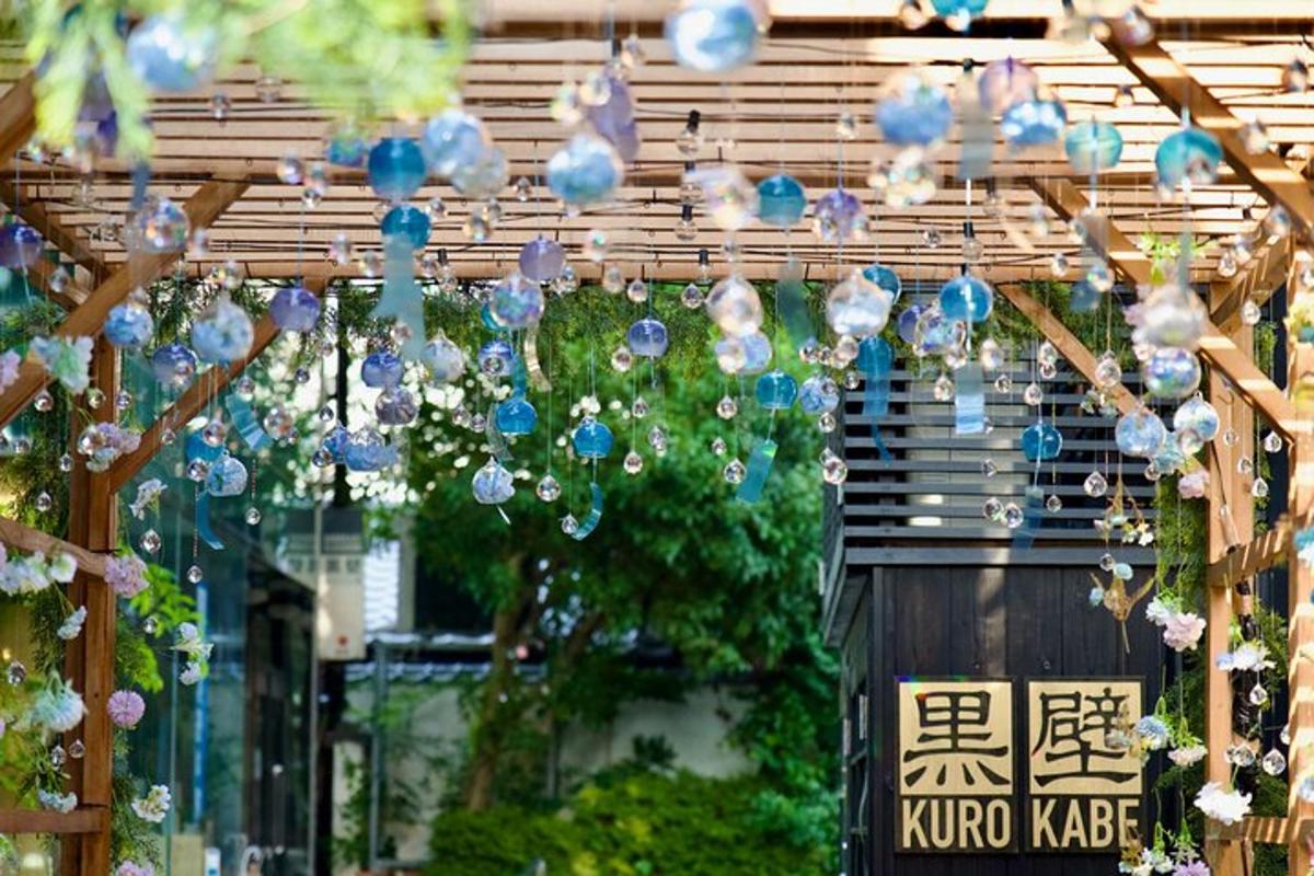 een snoer Chinese lichtjes hangend aan een pergola