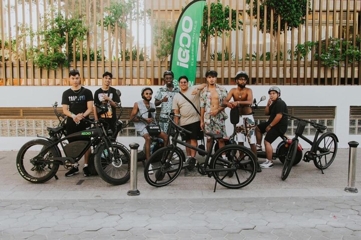 un gruppo di persone sedute su una panchina con le biciclette