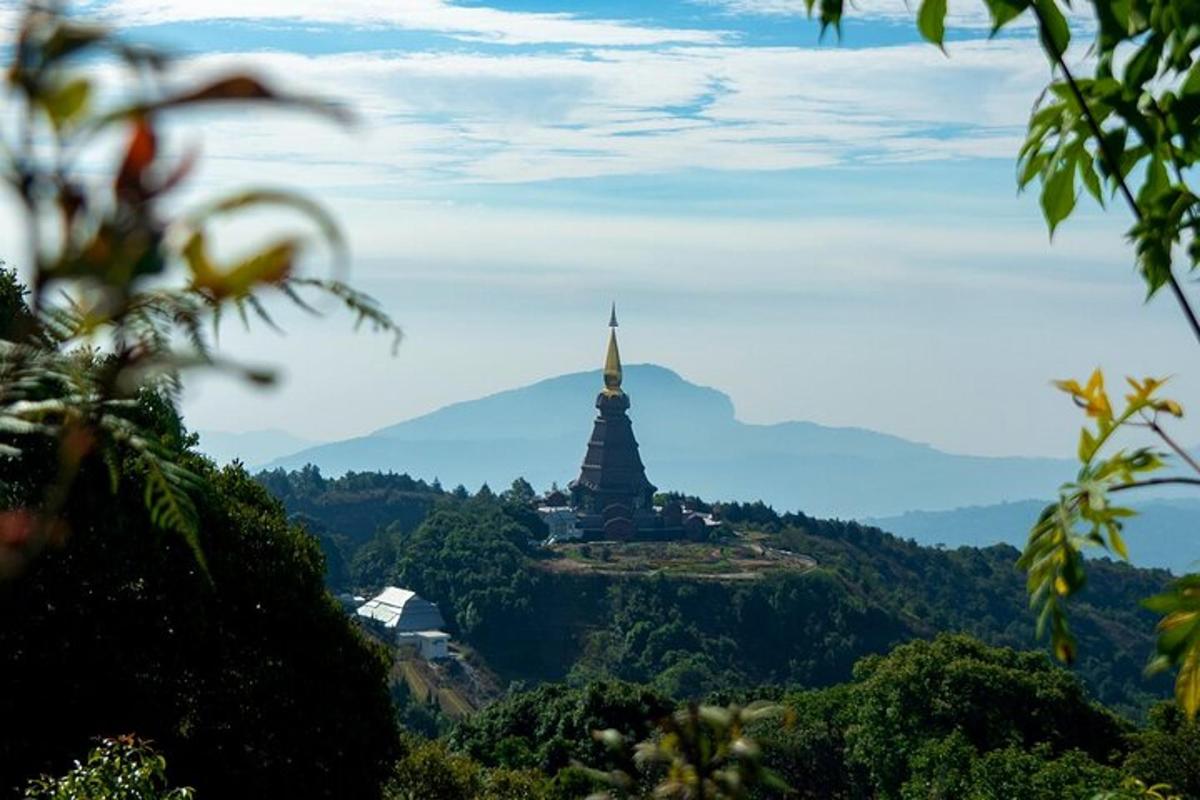 pagoda na vrcholu kopce s horou
