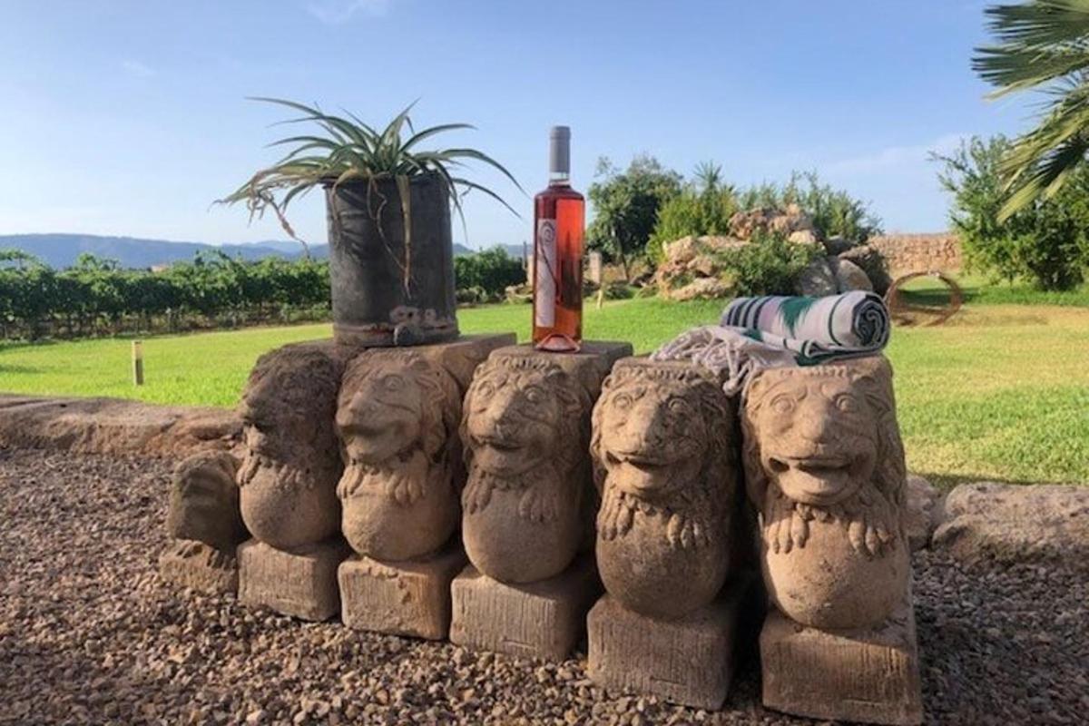 una escultura de sorra d'un grup de caps amb una ampolla