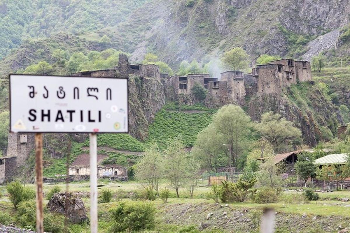 skilti fyrir framan kastala á fjalli