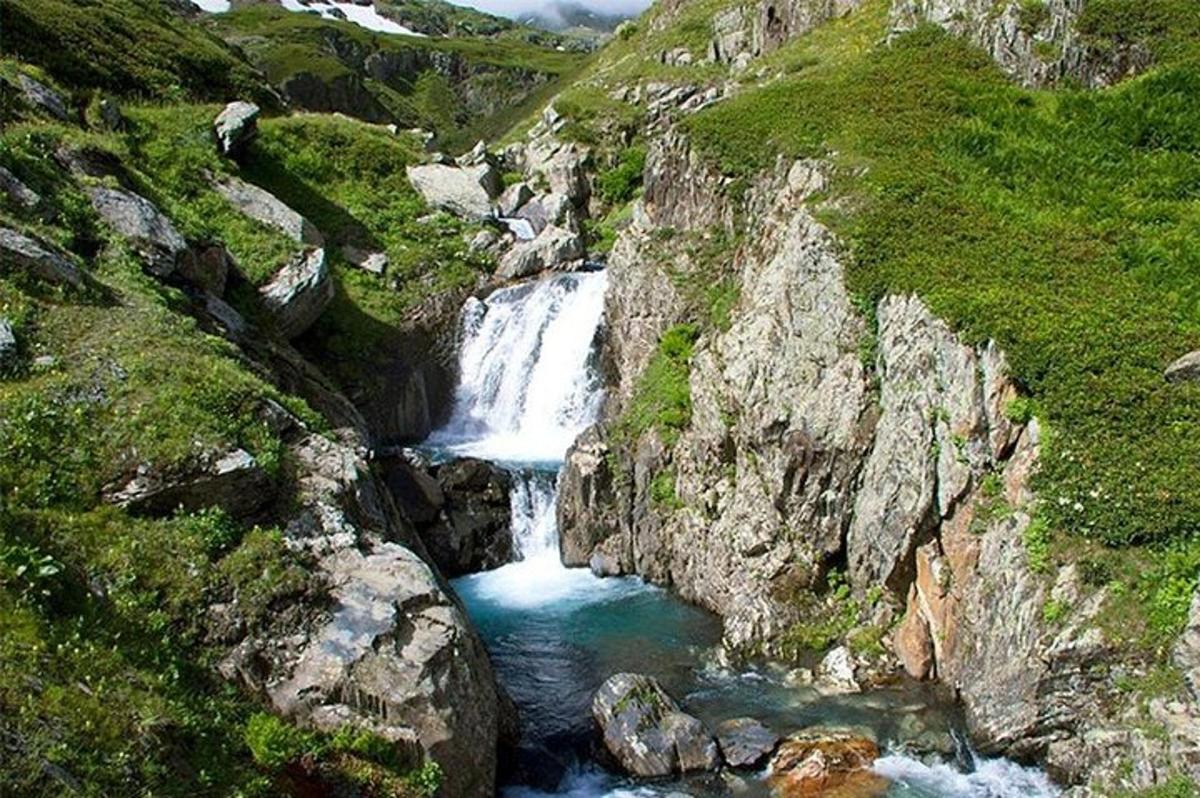foss á hlið grýtts fjalls
