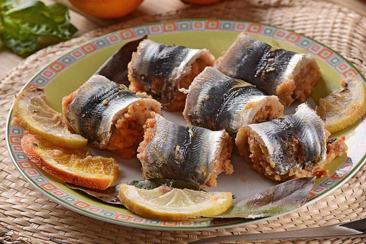 talíř jídla s plátky citronu na stole