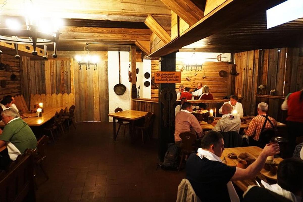 un grupo de personas sentadas en mesas en un restaurante