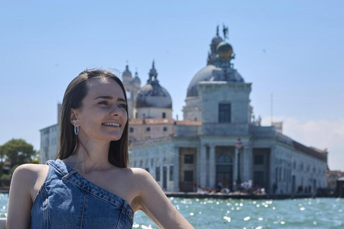 ženska v modri obleki stoji pred stavbo
