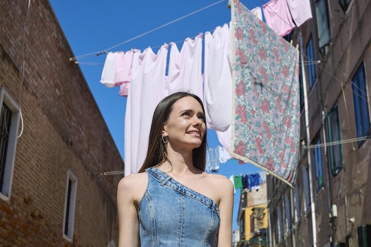 žena stojaca pred šnúrou na bielizeň