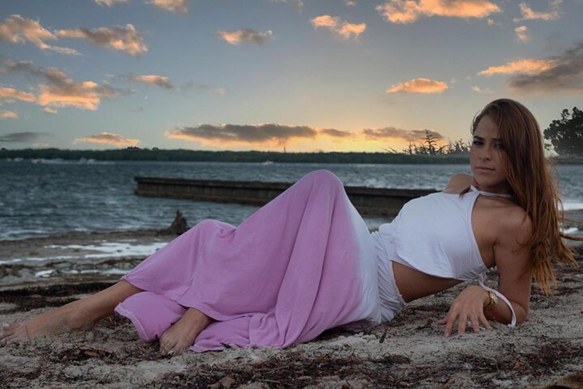 una donna sdraiata sulla sabbia della spiaggia