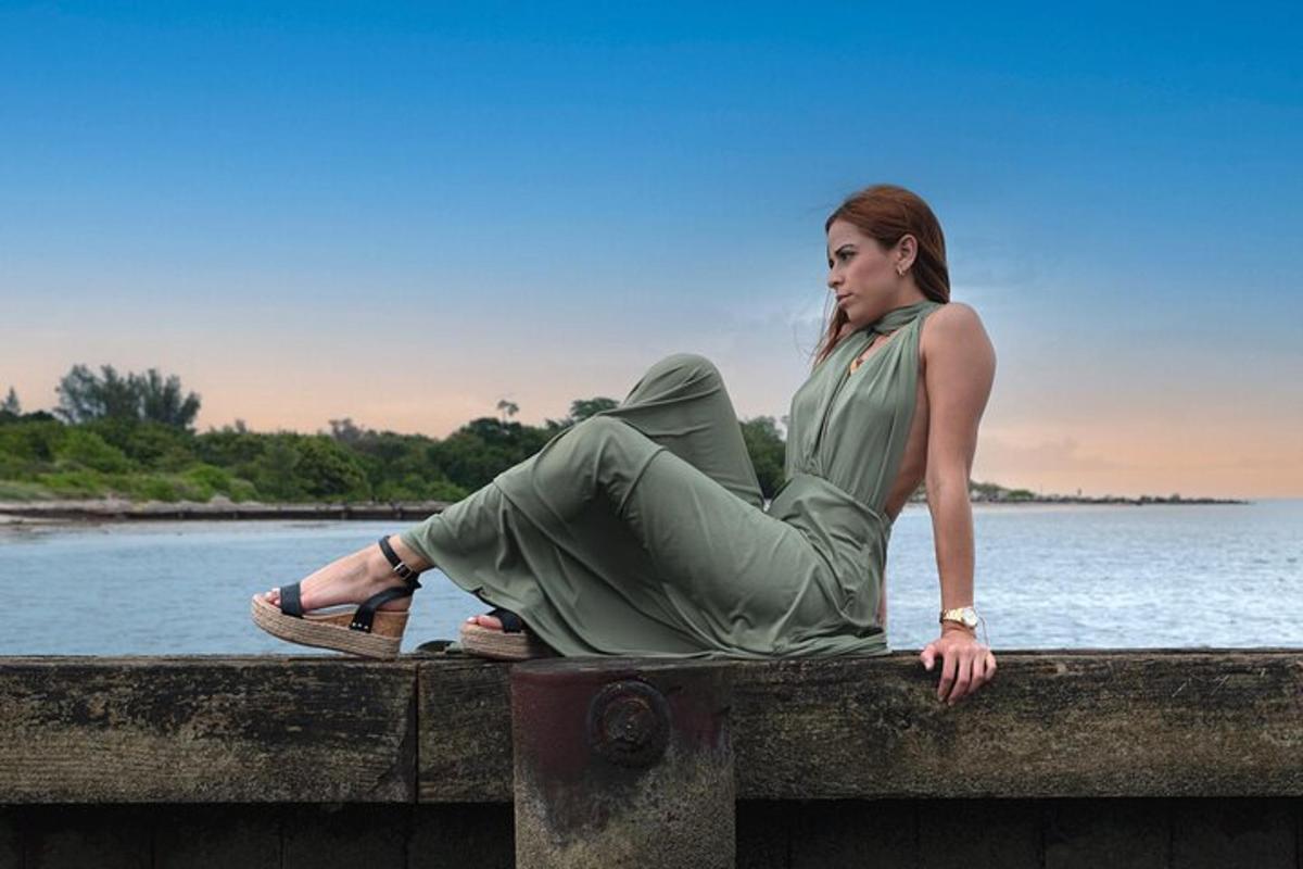 una donna seduta su un ponte vicino all'acqua
