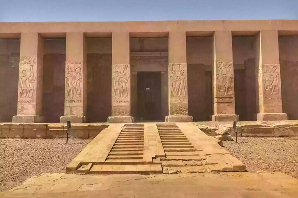 un edificio con rilievi sui lati