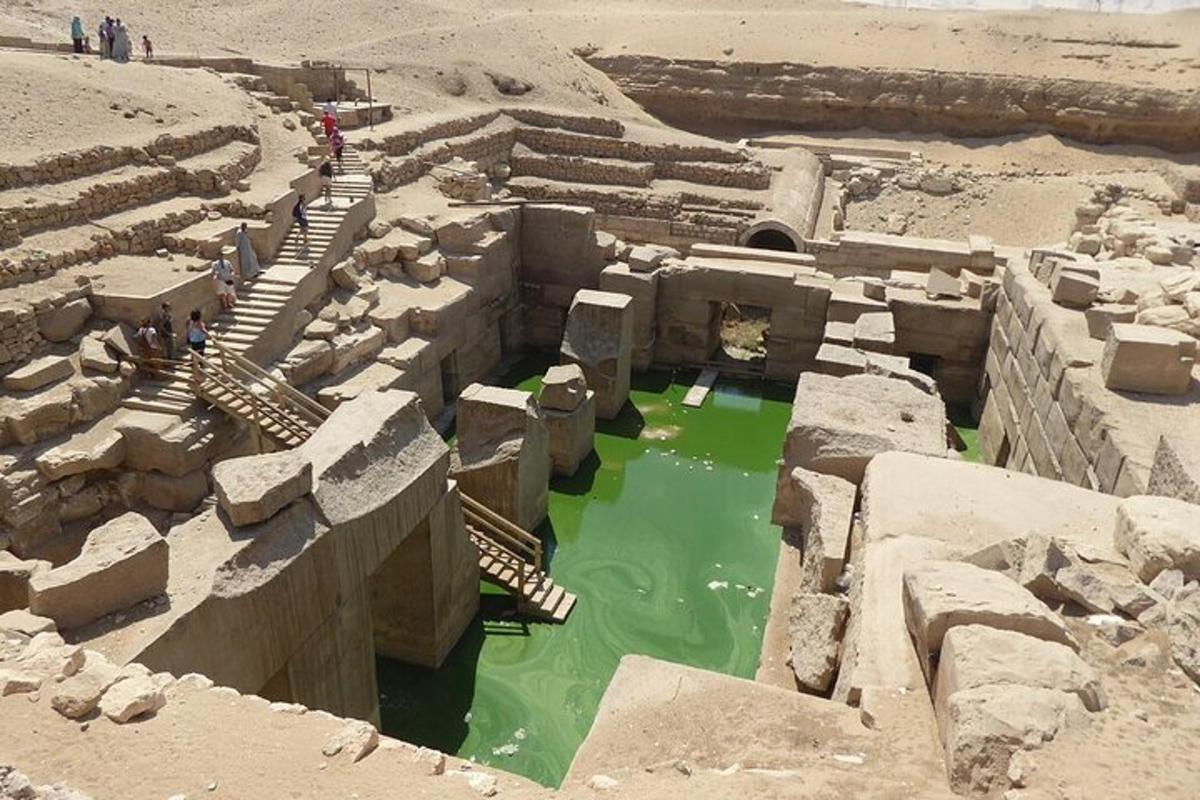 un anfiteatro con una piscina di acqua verde