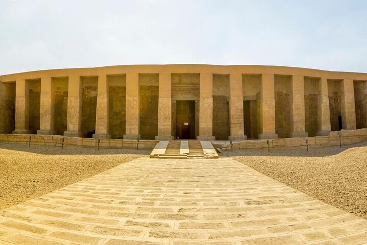 un grande edificio con un sentiero di fronte