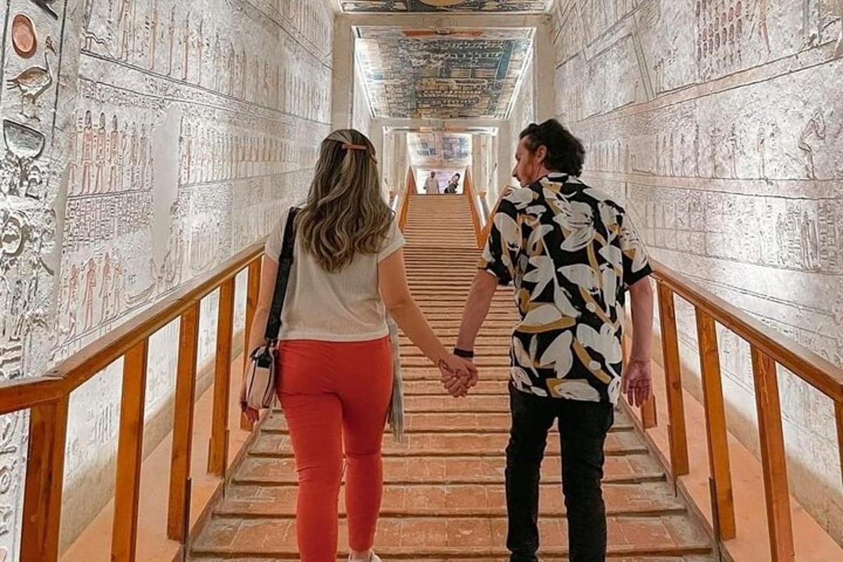 un uomo e una donna che scendono dalle scale