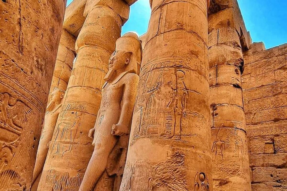 un antico edificio con un pilastro con una statua