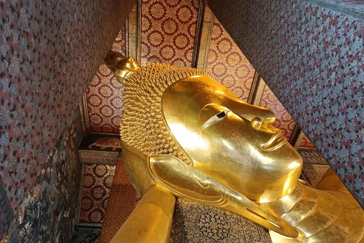 una statua d'oro di Anubi in una stanza