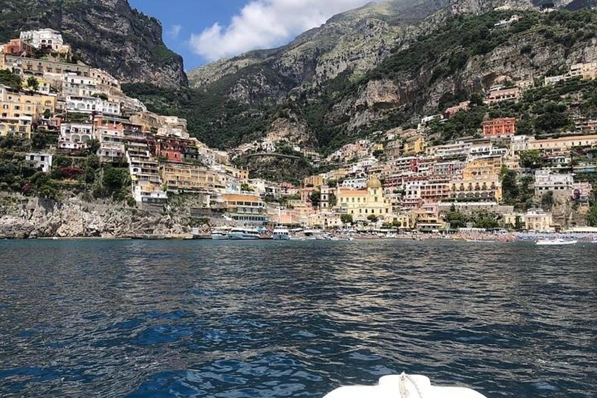 una barca in acqua di fronte a una montagna