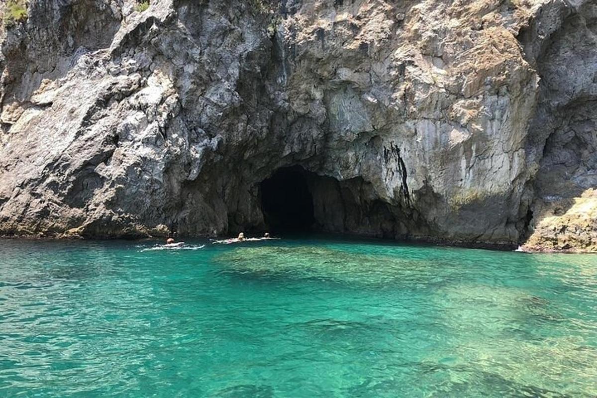 un gruppo di persone che nuotano in una grotta nell'acqua