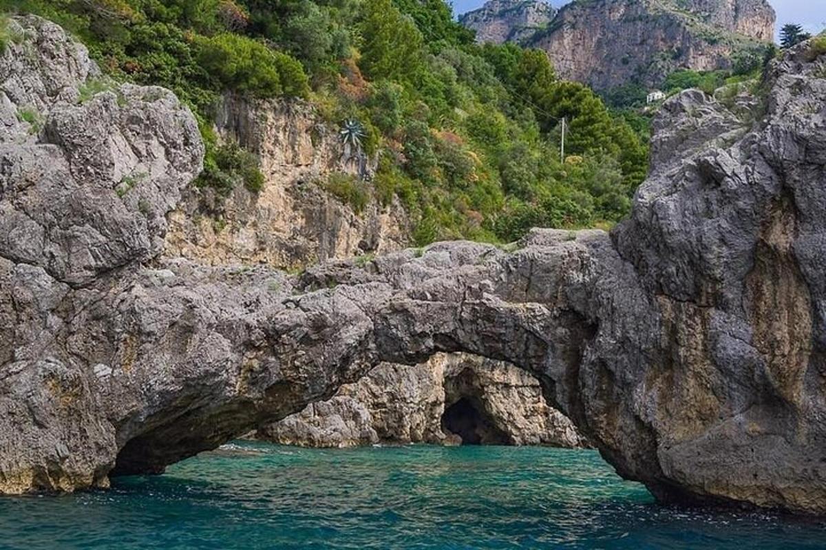 un arco nelle rocce nell'acqua