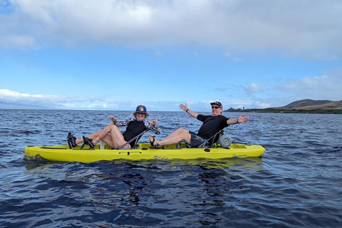 drei Personen sitzen auf einem gelben Kajak im Wasser