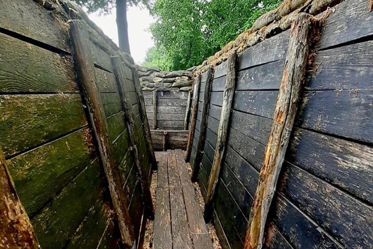 un ingresso a una recinzione di legno con due porte