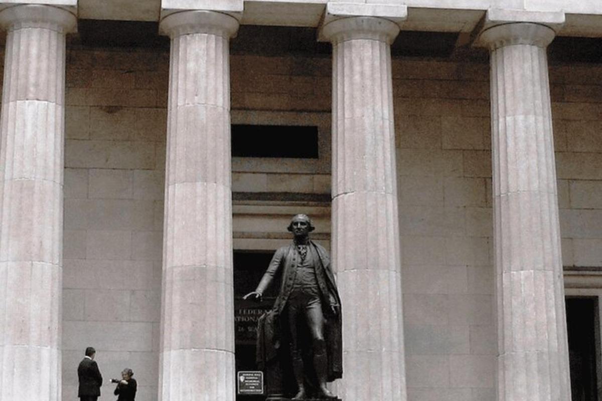 socha muže stojícího před budovou
