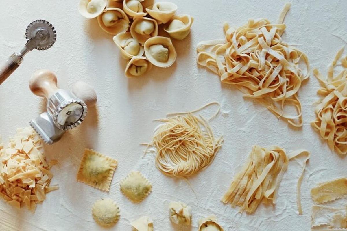 prkénko s těstovinami a dalšími ingrediencemi