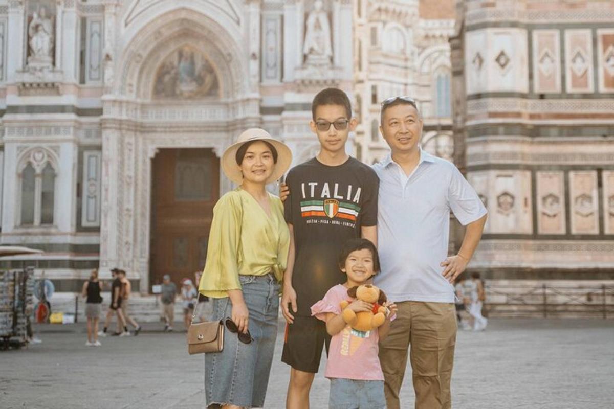 una família dempeus davant d'un edifici