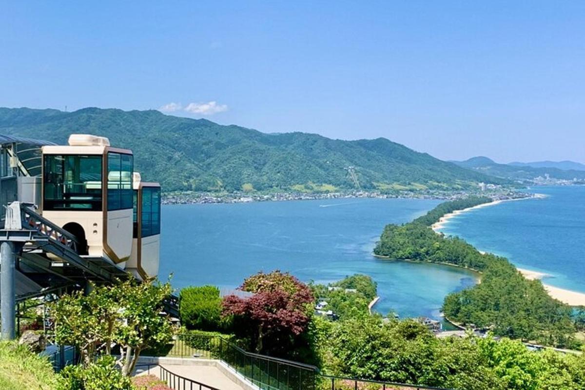 uma vista do oceano de uma casa