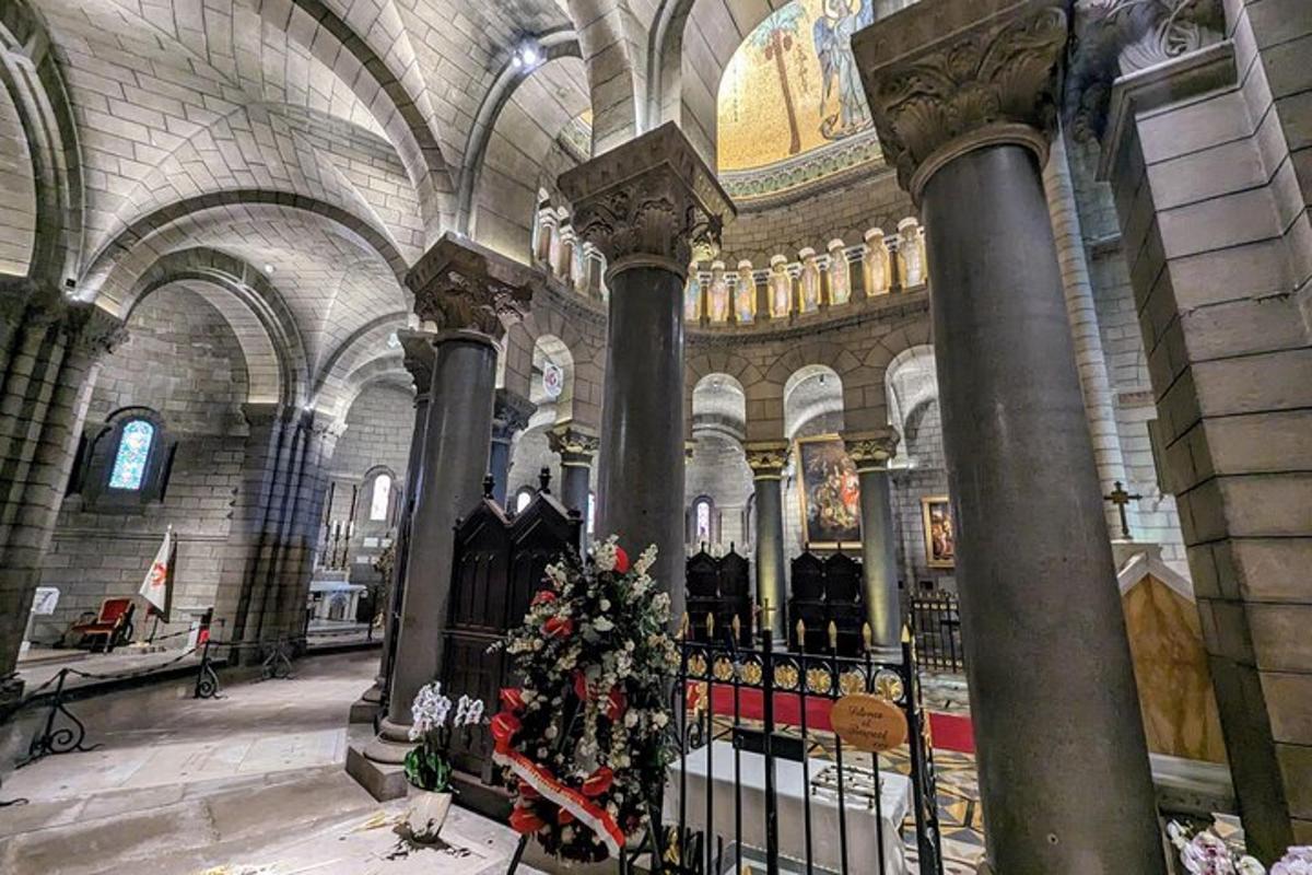 eine Kirche mit einem Weihnachtsbaum in der Mitte