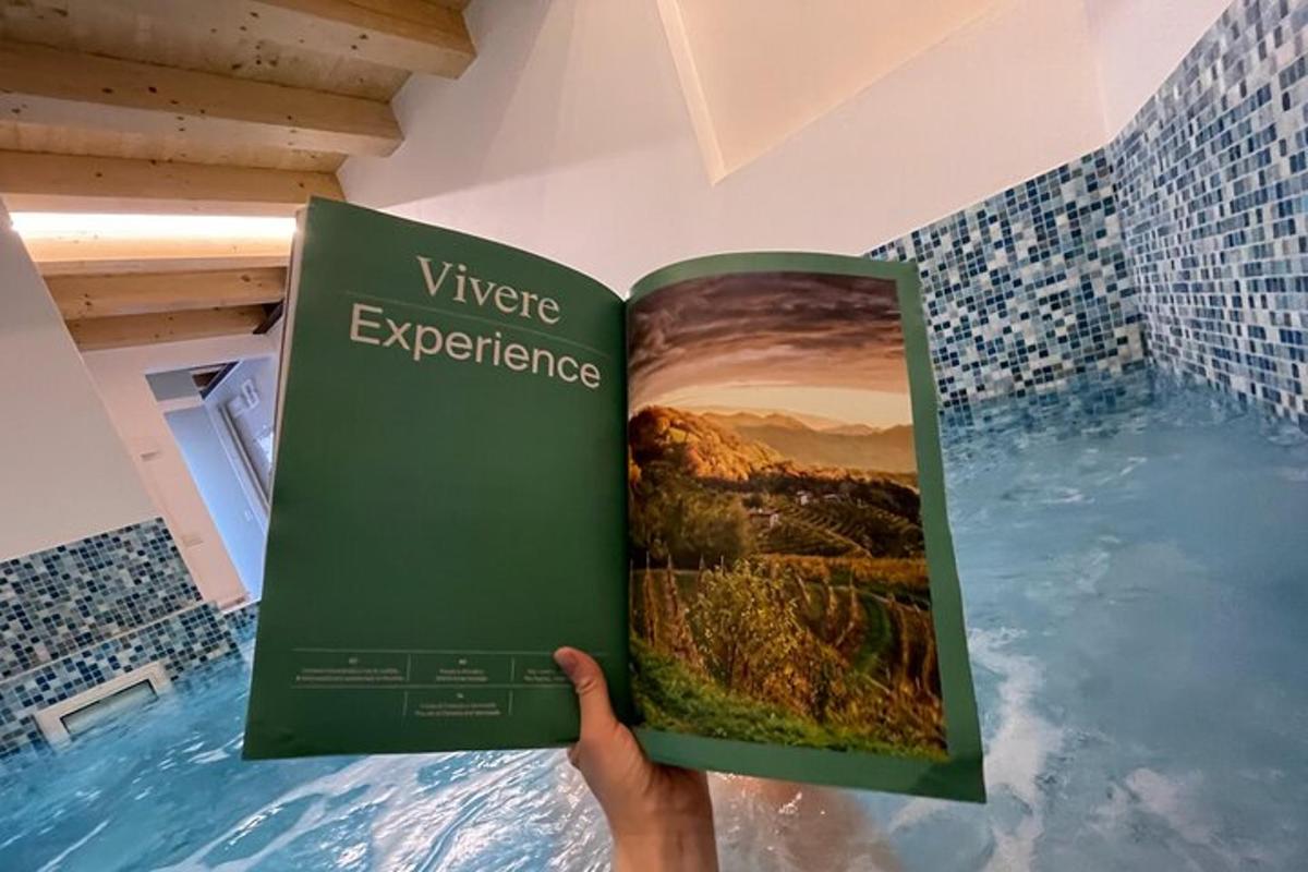 uma pessoa segurando um livro em frente a uma banheira