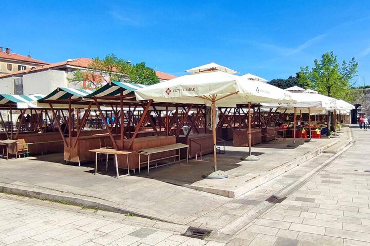 řada stolů a slunečníků na ulici