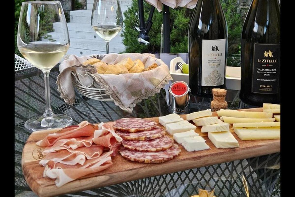 un tagliere di legno con formaggio, salumi e vino