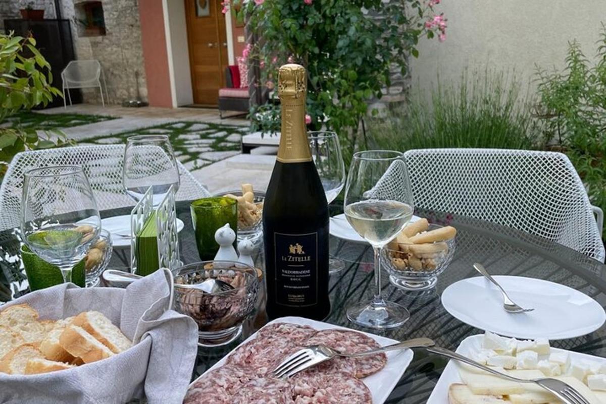 un tavolo con una bottiglia di vino e del cibo