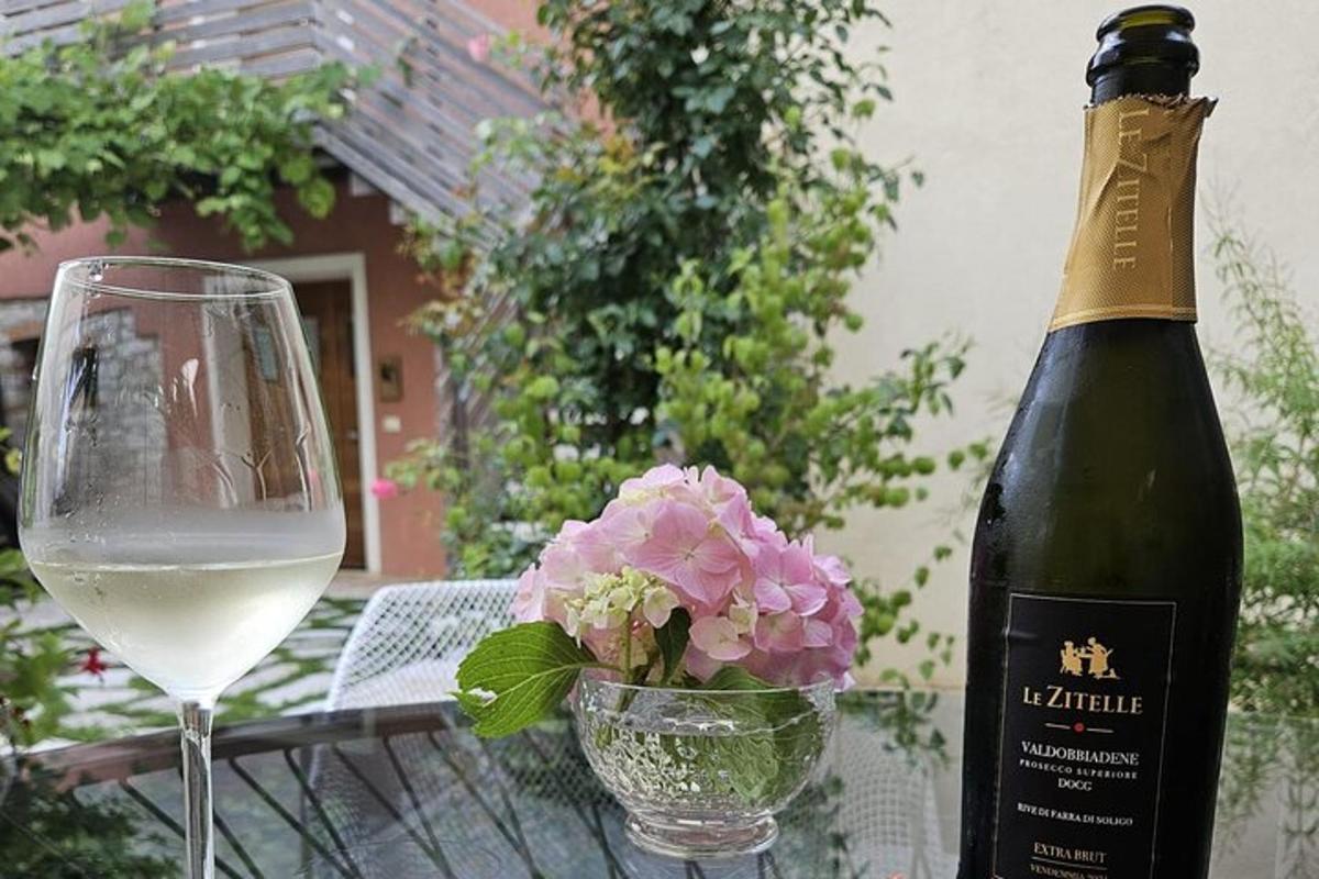una bottiglia di vino, un bicchiere e un fiore
