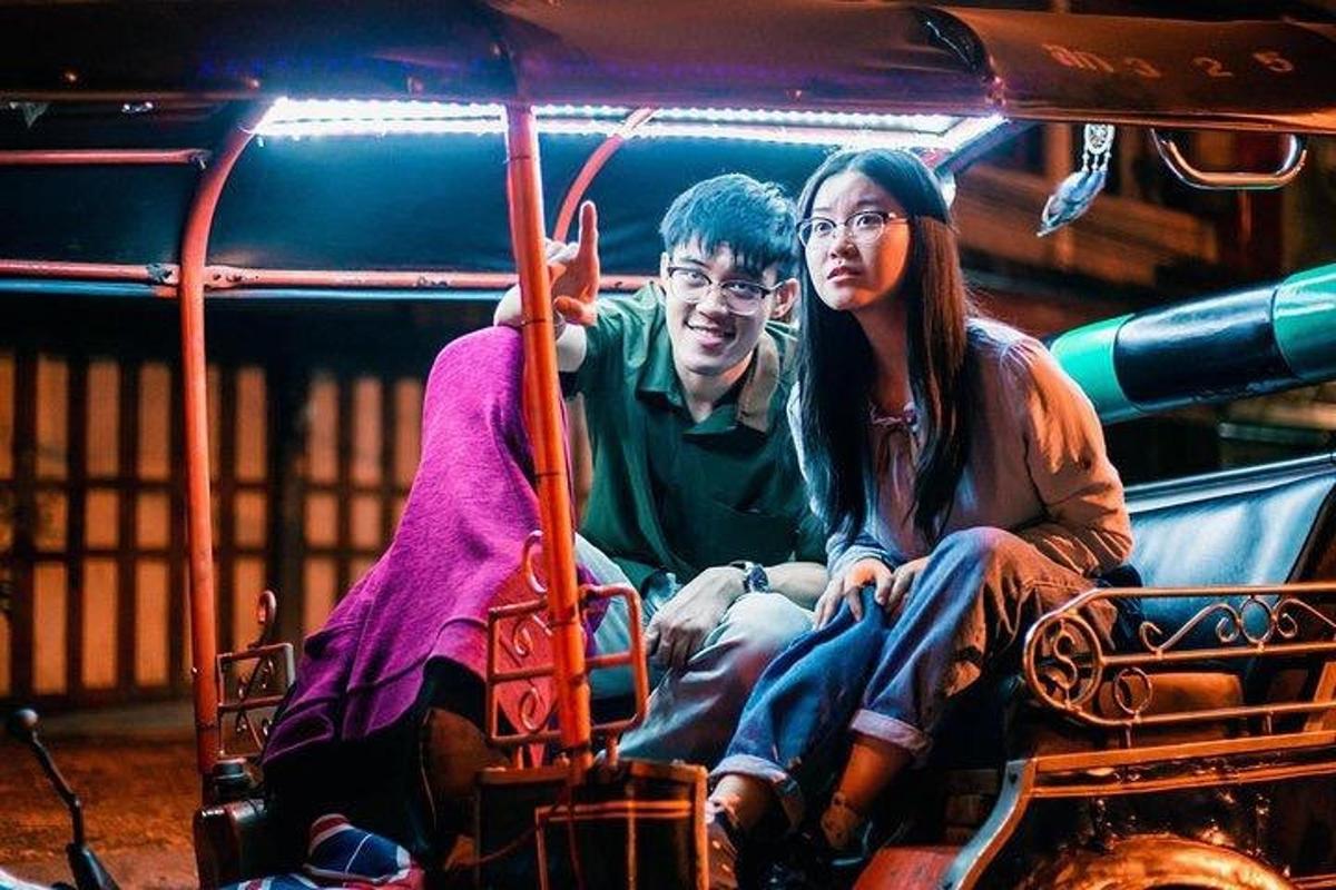 坐在火车上的一男一女