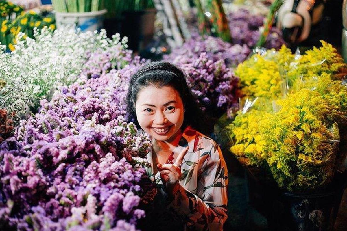 一位女士站在鲜花展示前