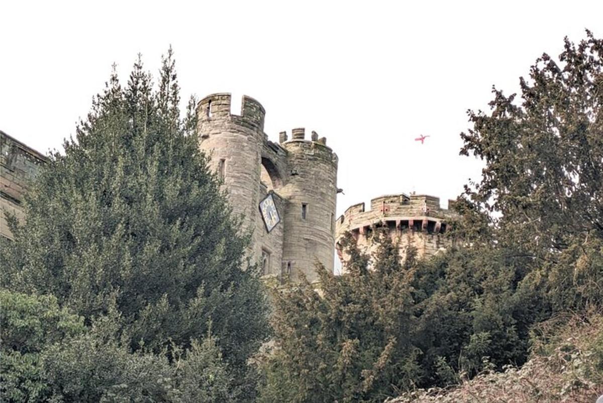 starý hrad stojící na vrcholu kopce