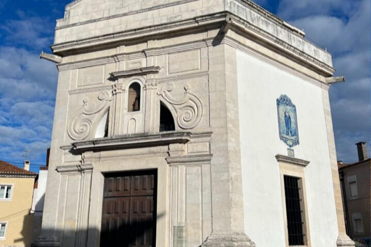 un edificio bianco con una finestra e una porta