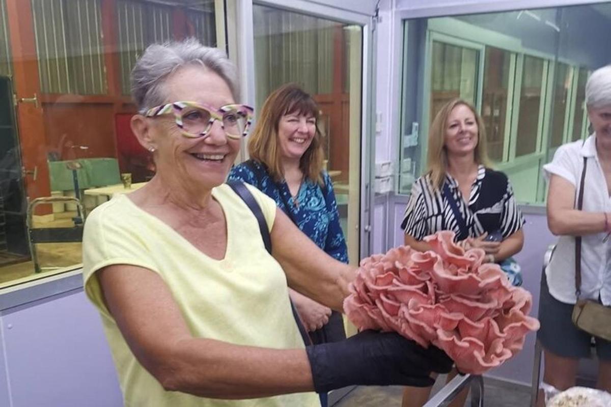 uma mulher mais velha segurando um buquê de rosas