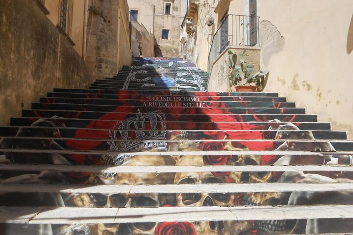 una rampa di scale in un vicolo con graffiti