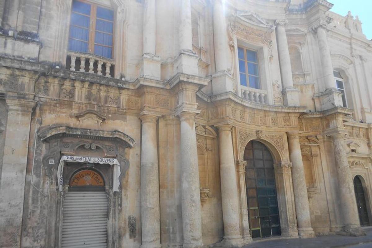 un grande edificio in pietra con una porta e una scala