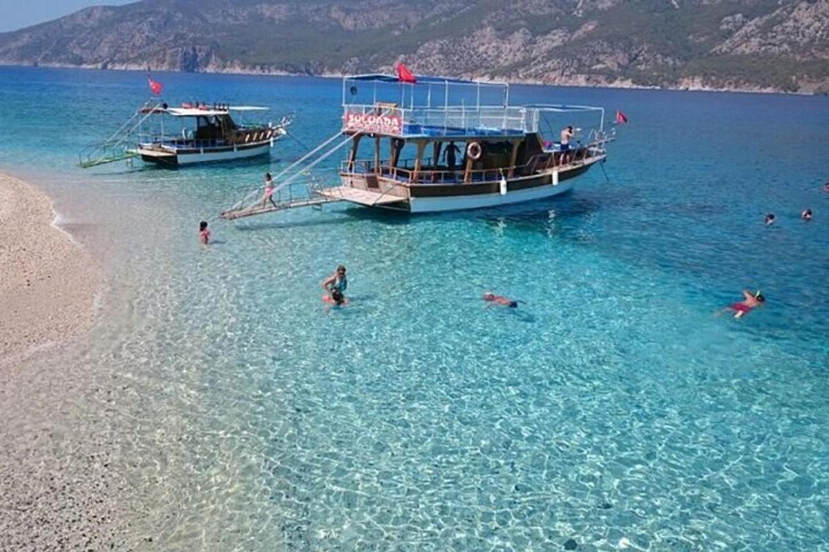 un gruppo di persone che nuotano nell'acqua accanto a una barca