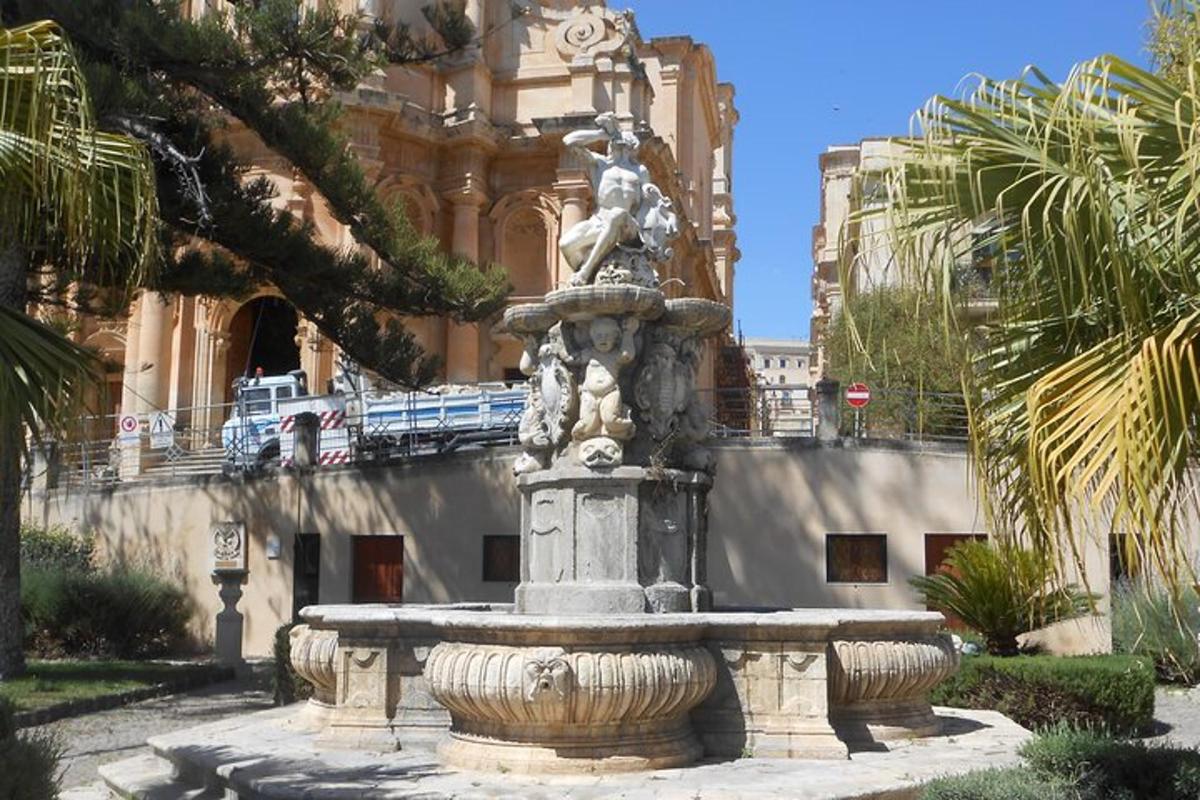 una fontana di pietra di fronte a un edificio