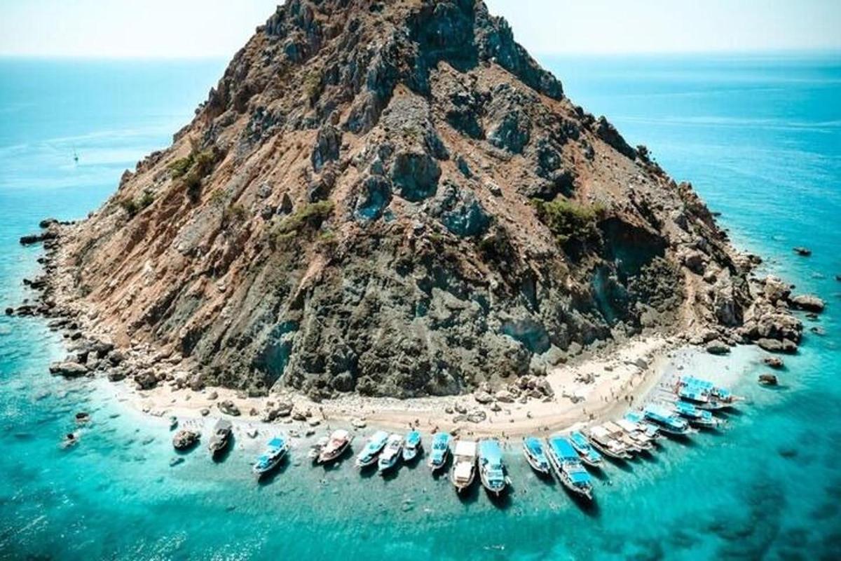 เกาะที่มีเรือจอดอยู่บนน้ำ