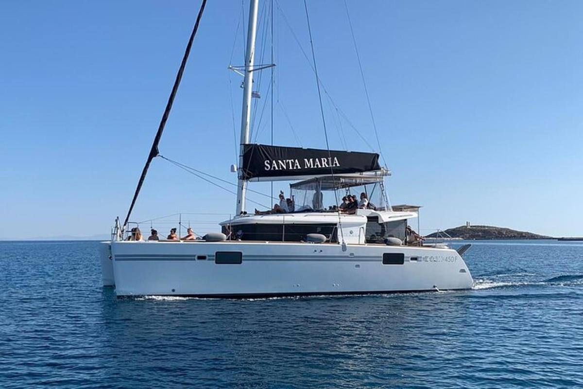μια ομάδα ανθρώπων σε ένα ιστιοπλοϊκό σκάφος στο νερό