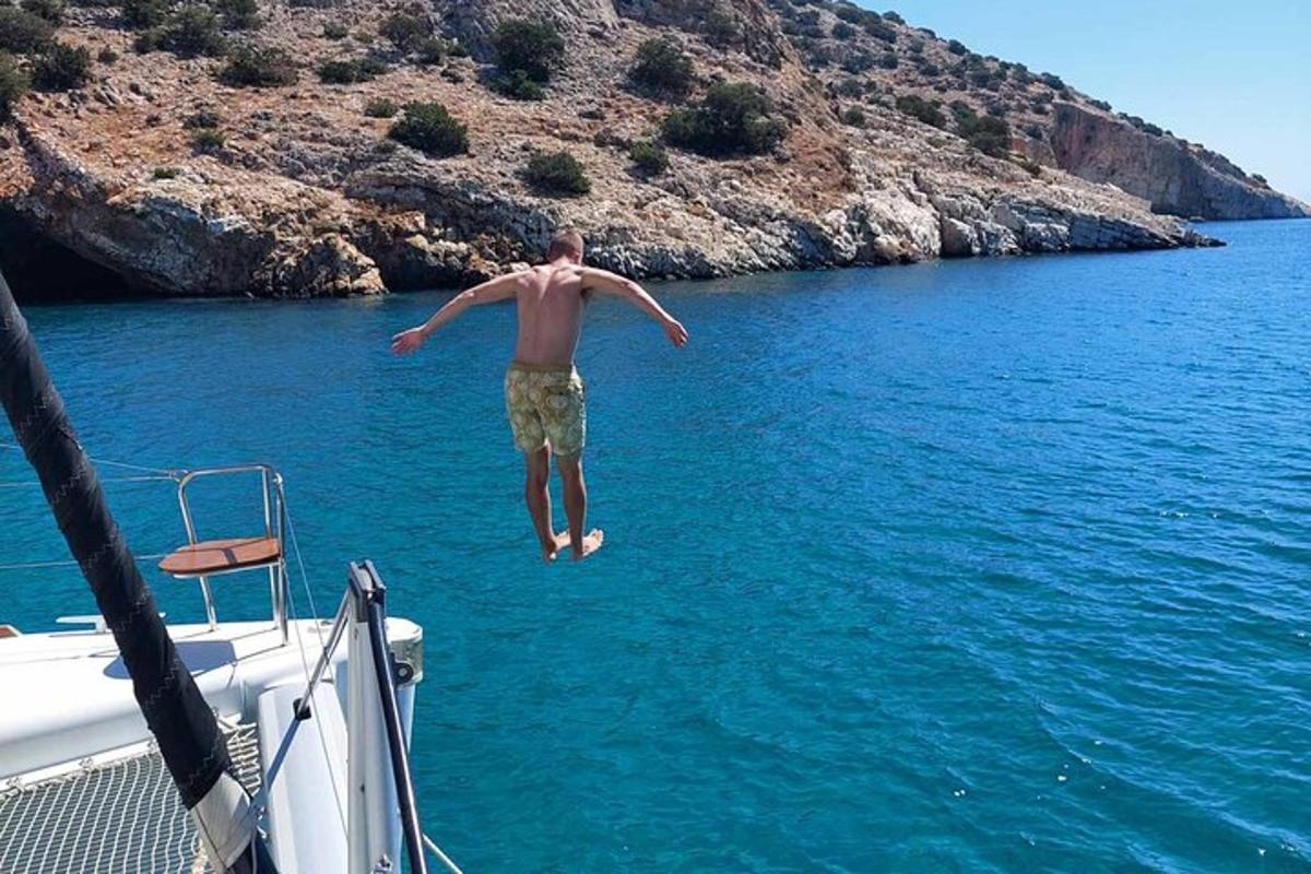 ένας άντρας πηδάει από μια βάρκα στο νερό