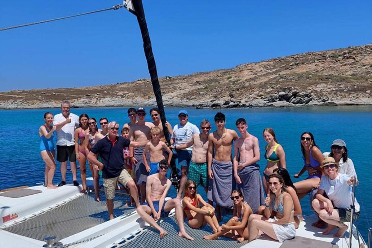 μια ομάδα ανθρώπων που ποζάρουν για μια φωτογραφία σε μια βάρκα