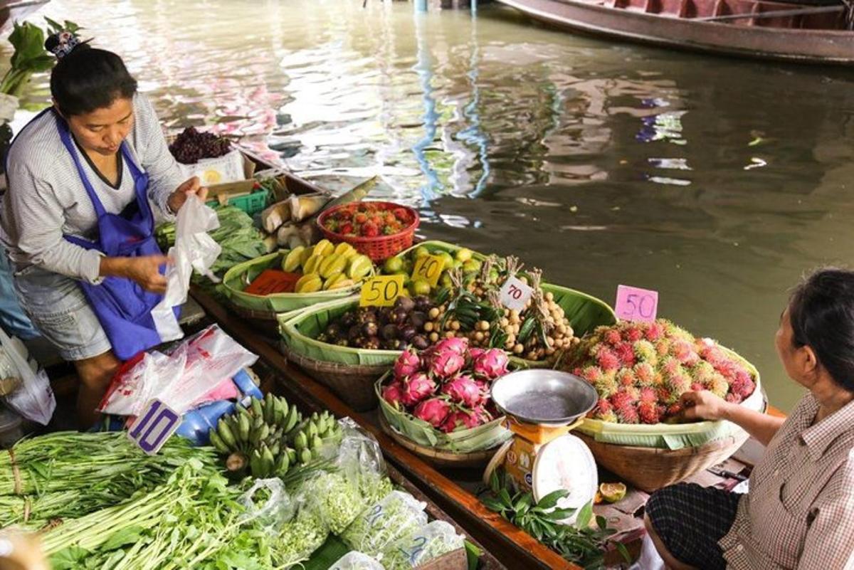 un groupe de personnes sur un marché avec des fruits et des légumes